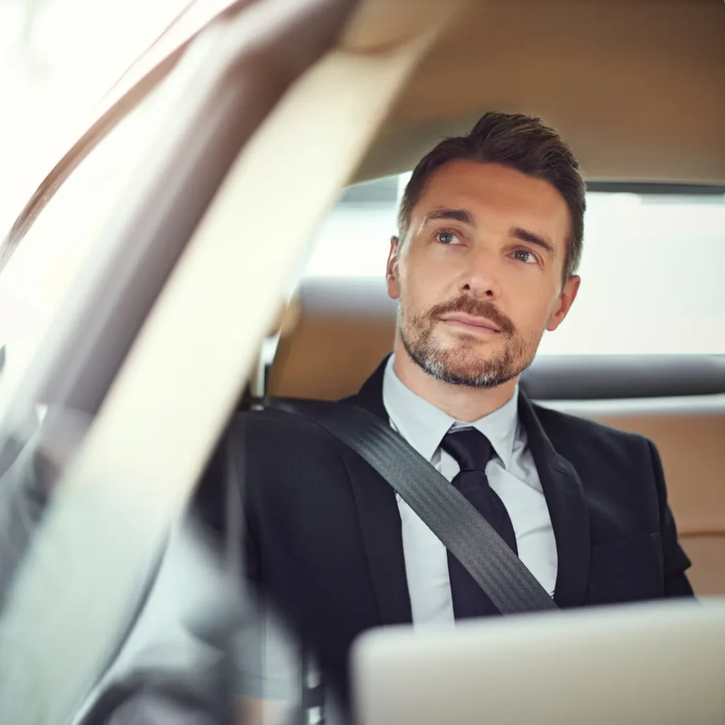 Passager serein à l'arrière d'un véhicule avec chauffeur