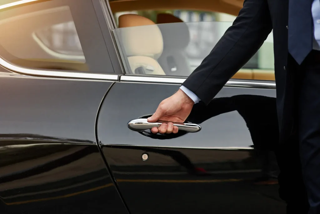 Chauffeur ouvrant la portière du véhicule